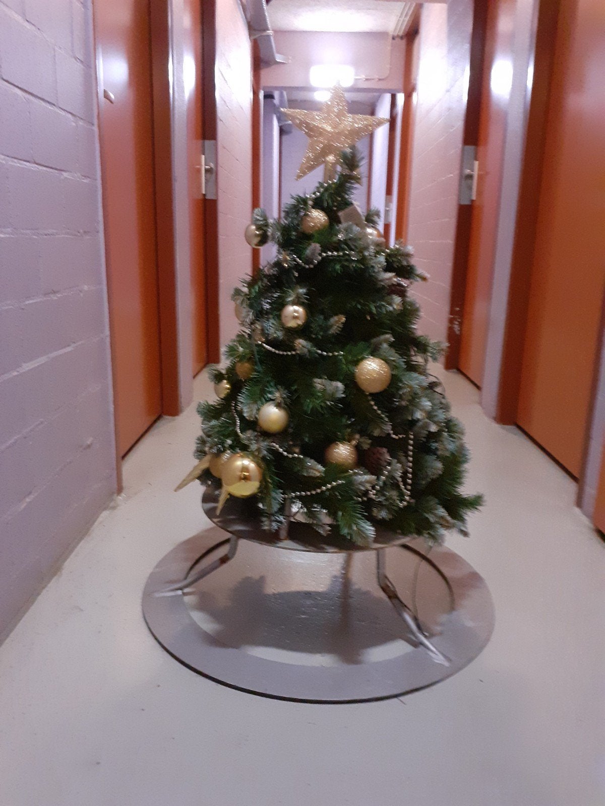 kerstboom van metaal hoogte 90 cm .ook leuk voor deco buiten, Diversen, Ophalen, Zo goed als nieuw