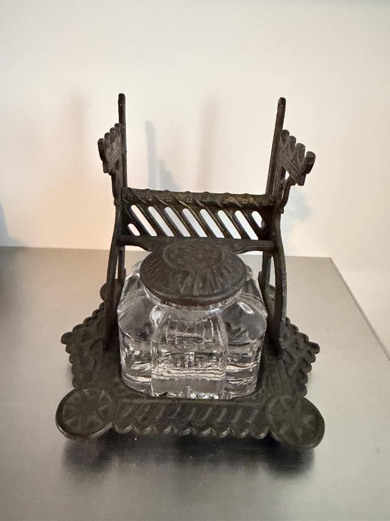 Antieke inktpot Eastlake Victorian Style Cast Iron Inkwell, Ophalen of Verzenden