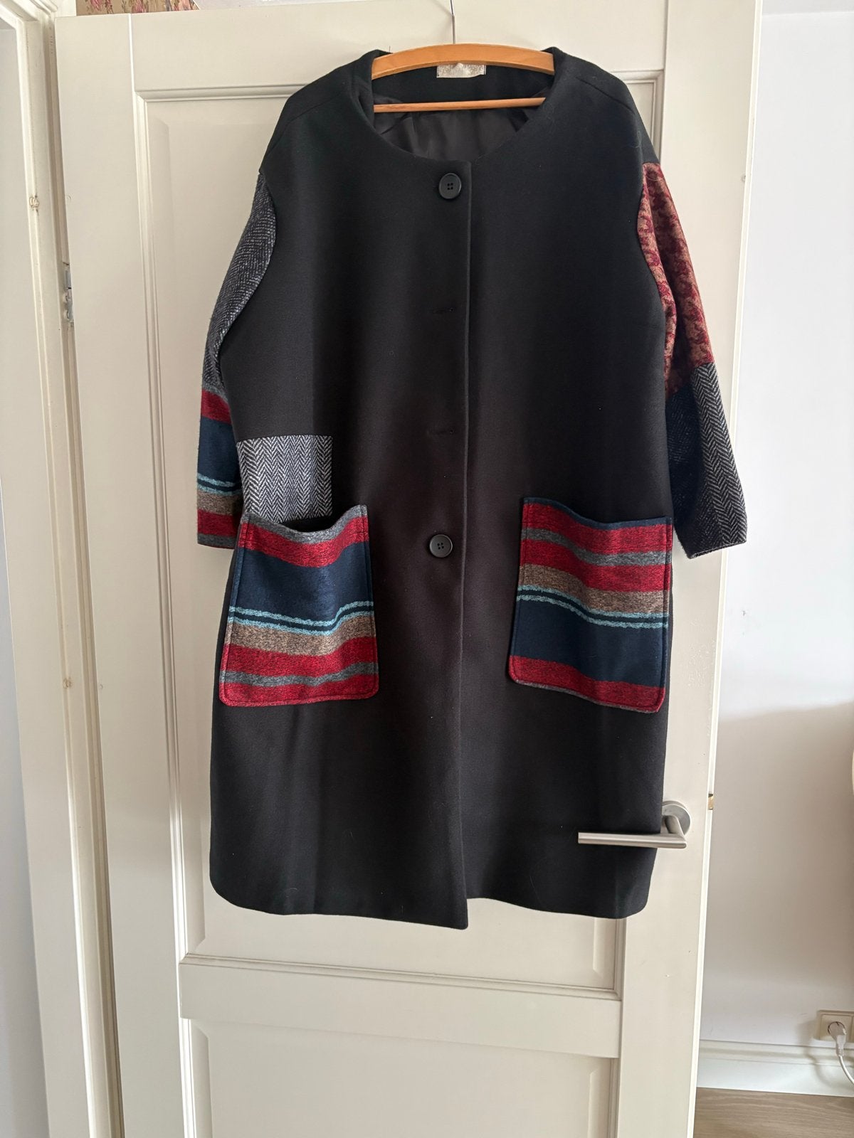 Zwarte jas met kleurrijke patchwork details, Ophalen of Verzenden, Gedragen, Maat 46/48 (XL) of groter, Zwart