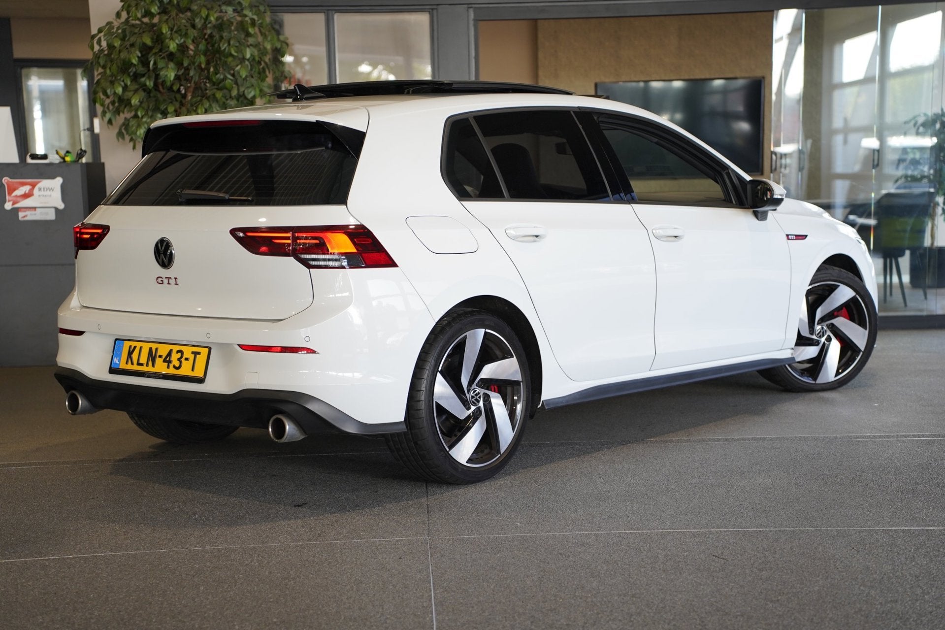 Volkswagen Golf 8 2.0 TSI GTI 245PK DSG Pano Led ACC Trekhaa, Auto's, Dealer onderhouden, Gebruikt, 4 cilinders, 1984 cc