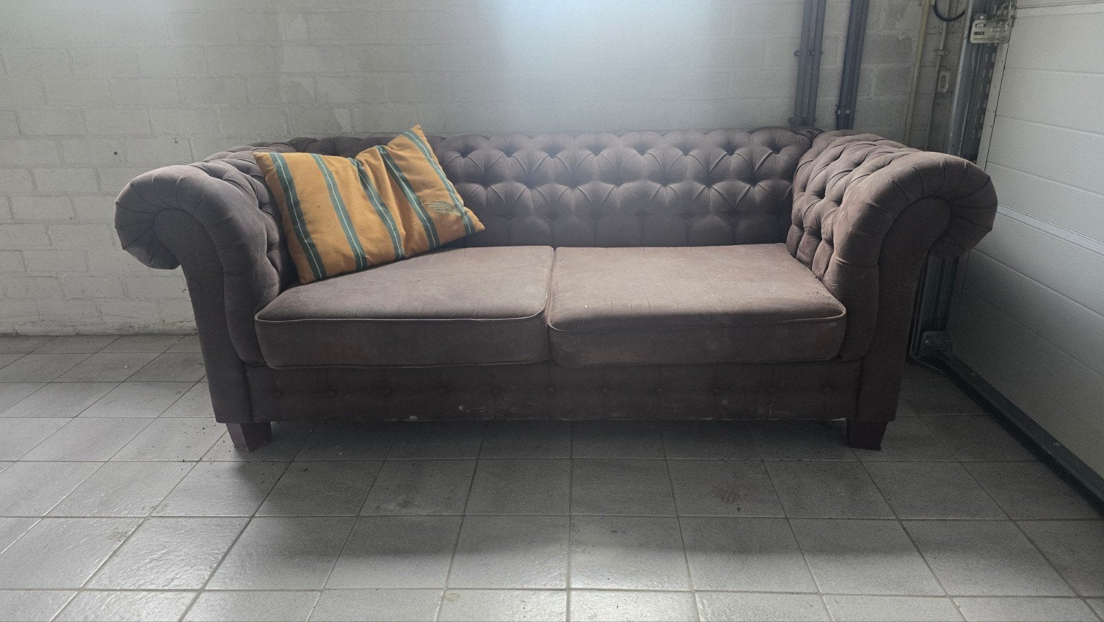 Gratis 2-zits bank met gebruikssporen, Ophalen, Gebruikt, 150 tot 200 cm, Chesterfield