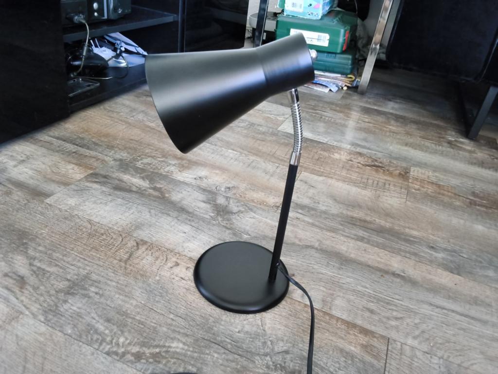 Zwarte bureaulamp met flexibele hals, Ophalen