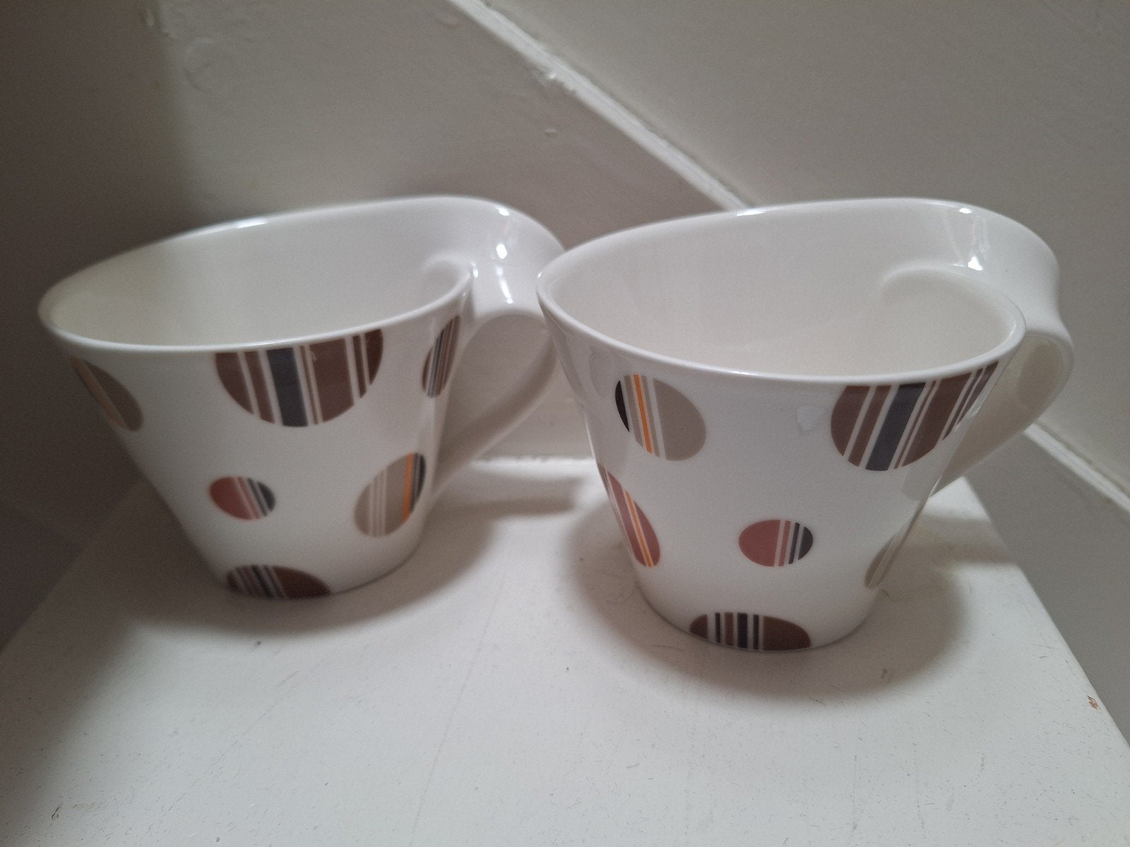 2 Grote Villeroy & Boch Chocolate Drops Mokken New Wave., Ophalen of Verzenden, Zo goed als nieuw, Overige stijlen, Kop(pen) en/of Schotel(s)