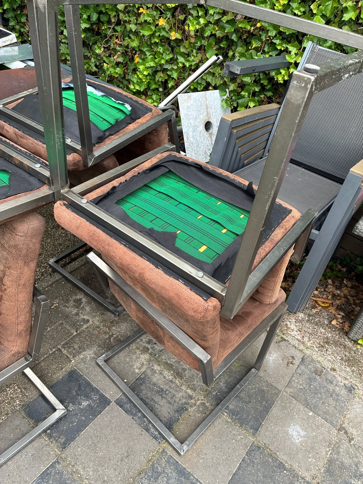 6 stoelen gratis ophalen in Vlijmen, Gebruikt, Bruin, Ophalen of Verzenden, Metaal