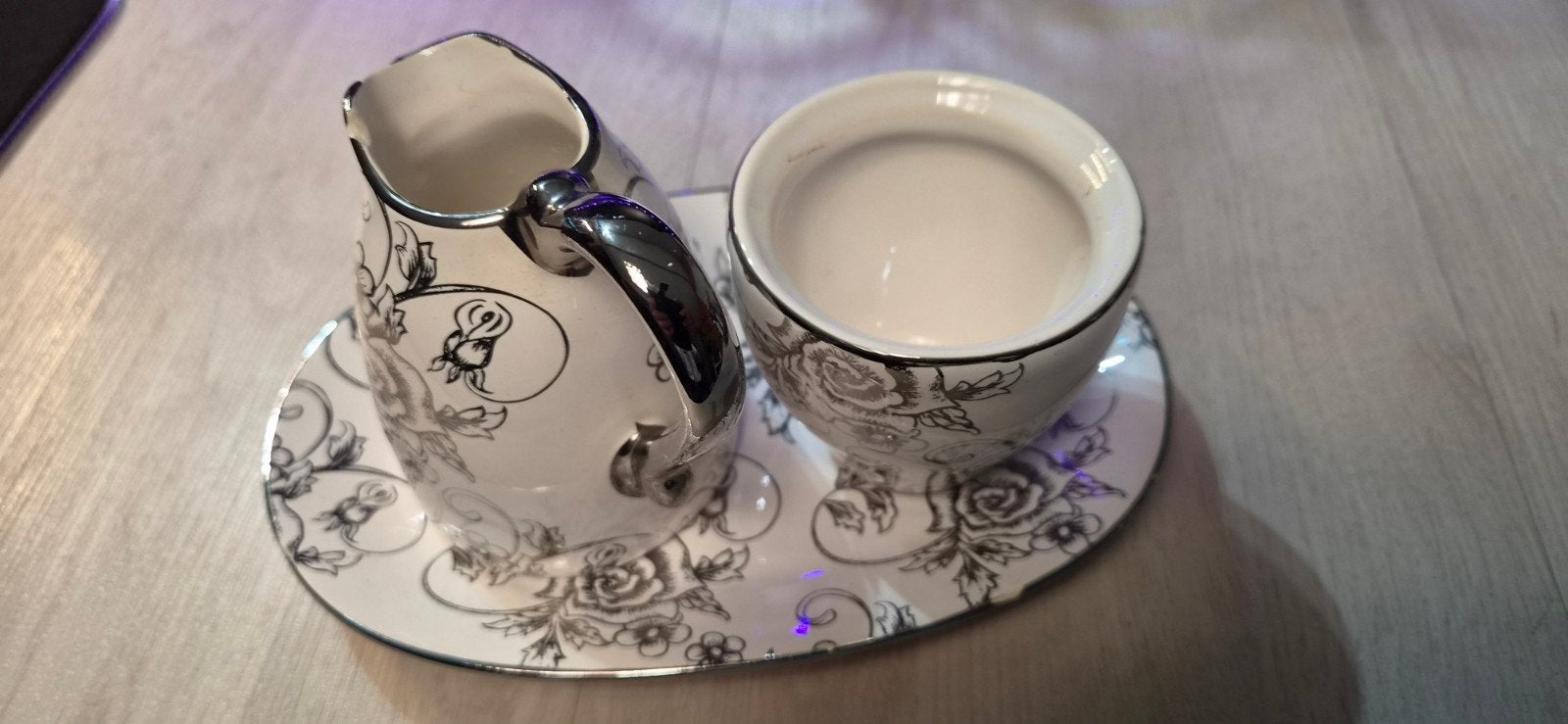 Decoratief melkkannetje en suikerpot op dienblad met rozenpa, Huis en Inrichting, Keuken | Servies, Ophalen of Verzenden, Zo goed als nieuw