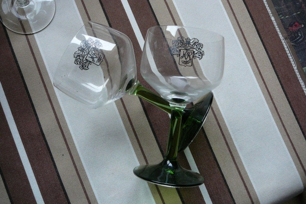 Moezel wijnglazen op groene voet en logo  8 stuks  10 euro, Verzamelen, Glas en Borrelglaasjes, Ophalen of Verzenden, Nieuw, Overige typen