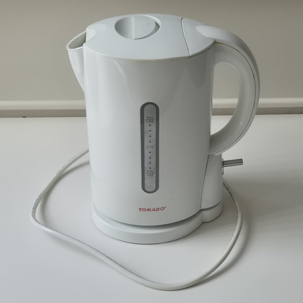 Waterkoker, Tomado TM-6673, 1 tot 2 liter, Ophalen of Verzenden, Zo goed als nieuw, Draadloos