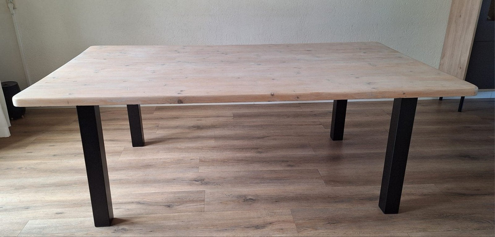 Robuuste eettafel met metalen poten, Huis en Inrichting, Tafels | Eettafels, Ophalen, Grenenhout, Gebruikt, 100 tot 150 cm