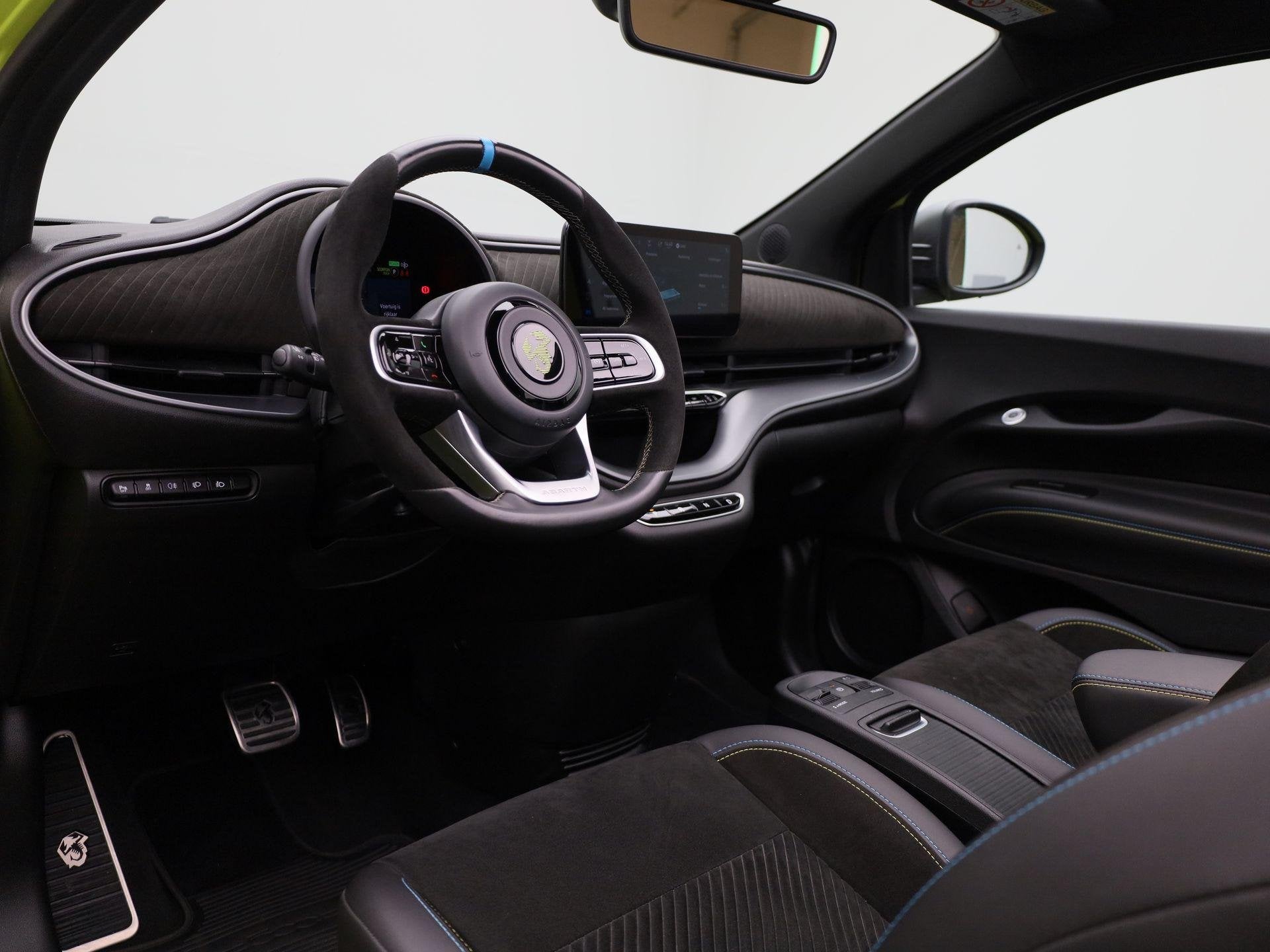Abarth Fiat 500C Abarth Scorpionissima 42 kWh | Navigatiesys, Auto's, 12 maanden, Gebruikt, Alcantara, 155 pk