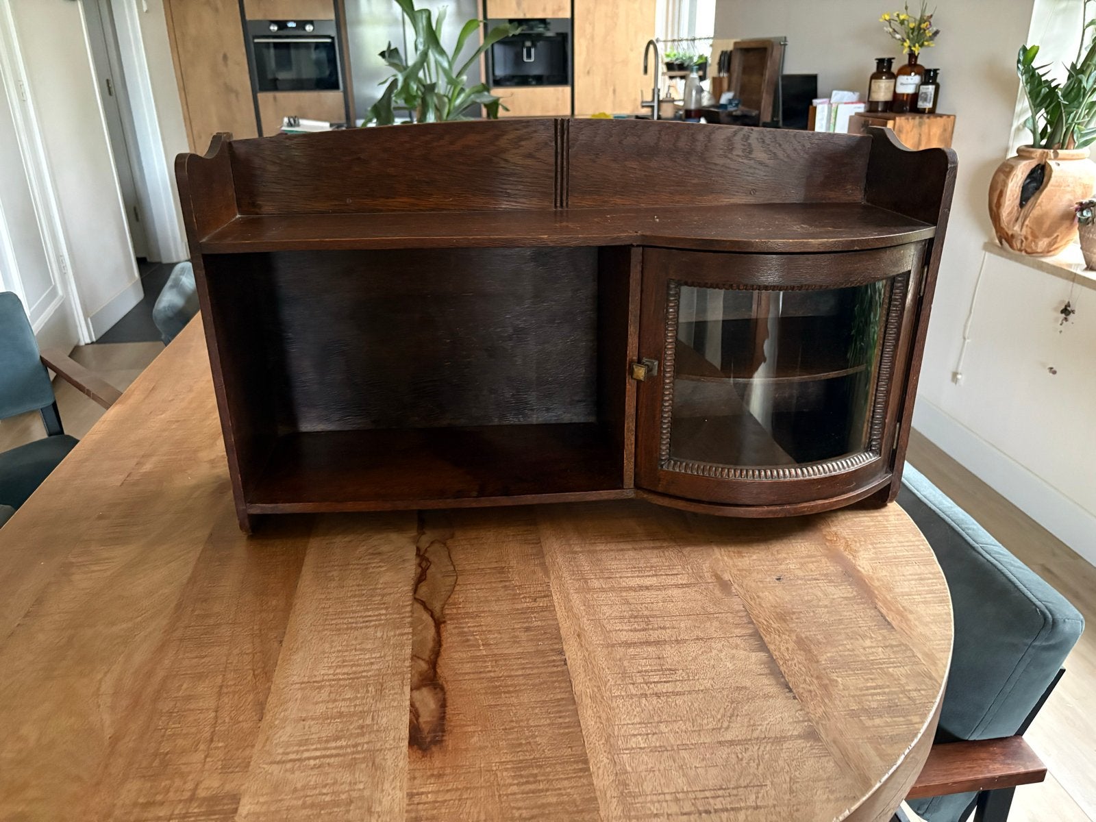 Antiek Houten Wandkastje met Gebogen Glazen Deurtje, Ophalen