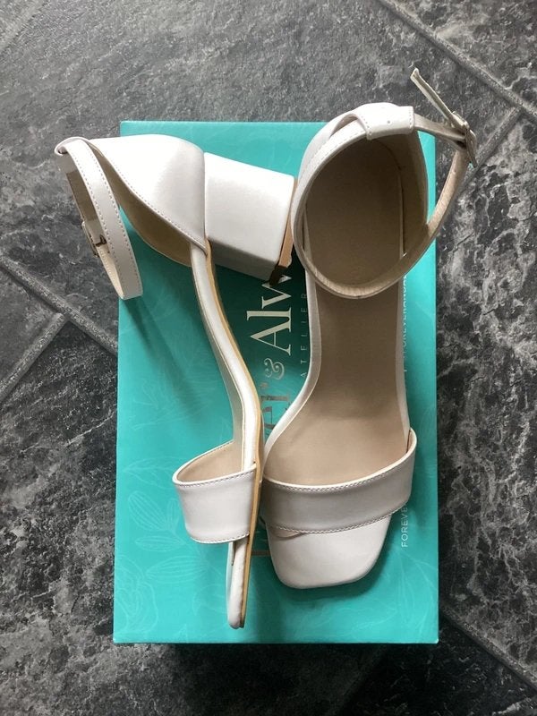 Sandaaltjes bruid, Ophalen of Verzenden, Zo goed als nieuw, Sandalen of Muiltjes