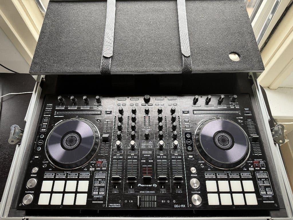 Pioneer DDJ-RX met flightcase en Recordbox 5 licence key, Muziek en Instrumenten, Dj-sets en Draaitafels, Ophalen, Zo goed als nieuw
