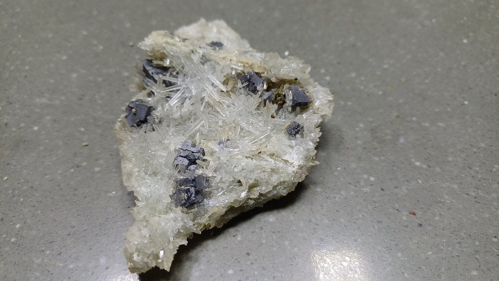 D50-09 Kwarts naalden Sfaleriet Madan Bulgarije #verzameling, Verzamelen, Ophalen of Verzenden, Mineraal