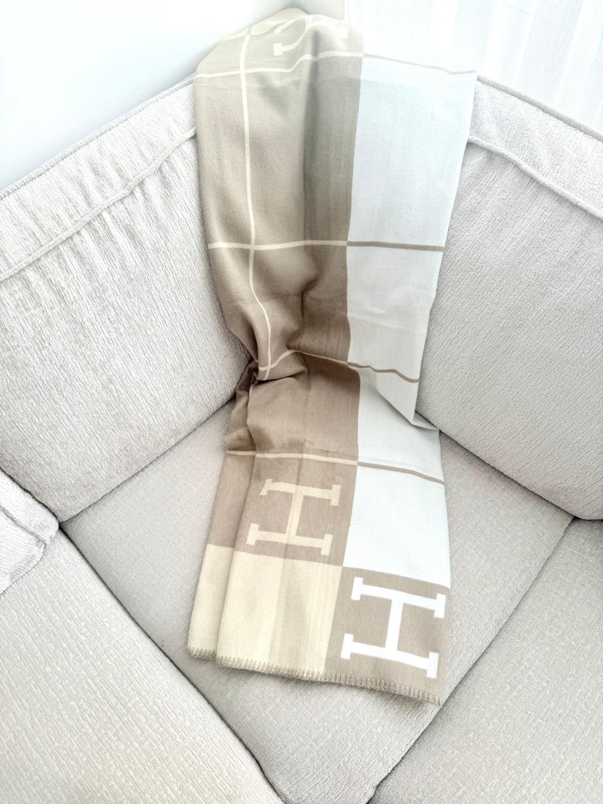 Hermes Deken - Beige, Huis en Inrichting, Woonaccessoires | Plaids en Woondekens, Ophalen of Verzenden, Zo goed als nieuw