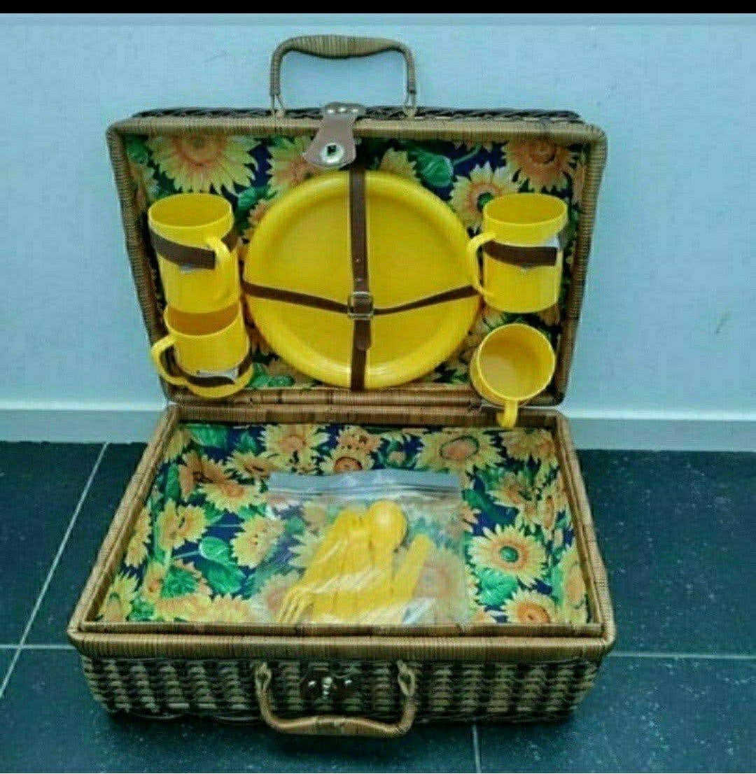 PICKNICKMAND,Kuikengeel,bestek,beker,Brocante,Riet,Geel,mand, Ophalen of Verzenden