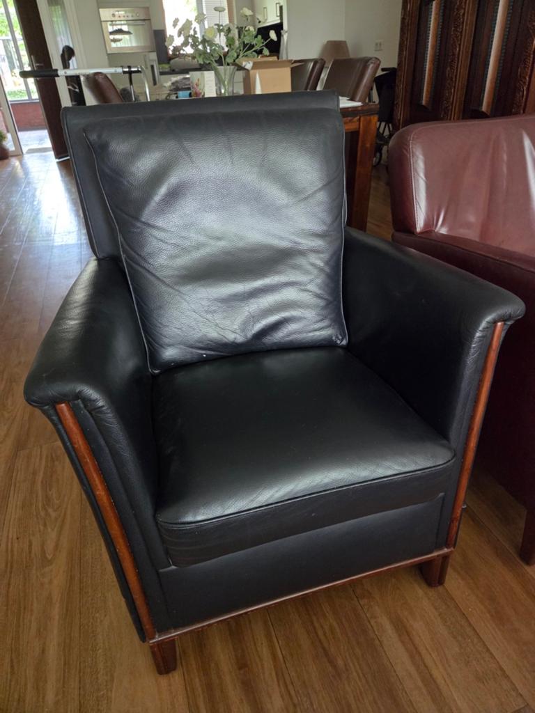 Leren Fauteuil - Zwart met Houten Details, Huis en Inrichting, Fauteuils, Ophalen, Gebruikt, 75 tot 100 cm, Klassiek, Tijdloos