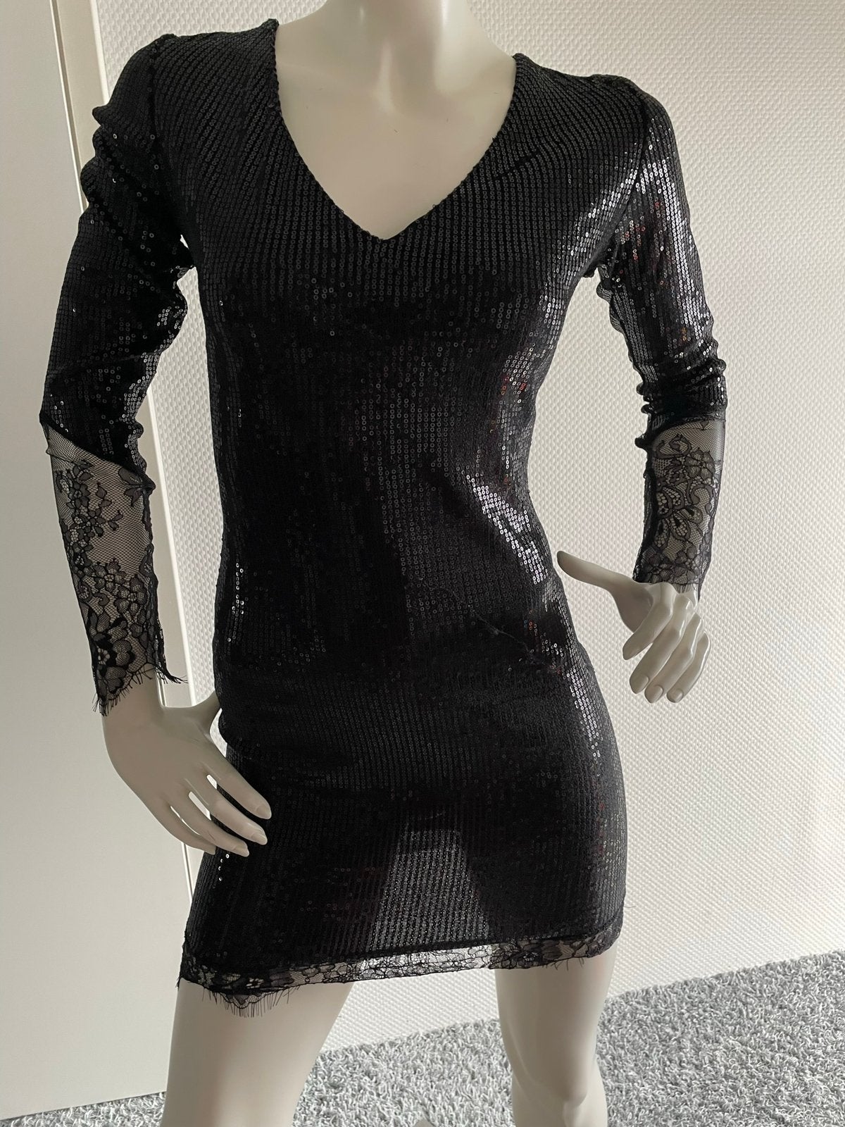 Jurkje met paiettten en kant maat s, Kleding | Dames, Gelegenheidskleding, Zwart, Cocktailjurk, Ophalen of Verzenden, Zo goed als nieuw