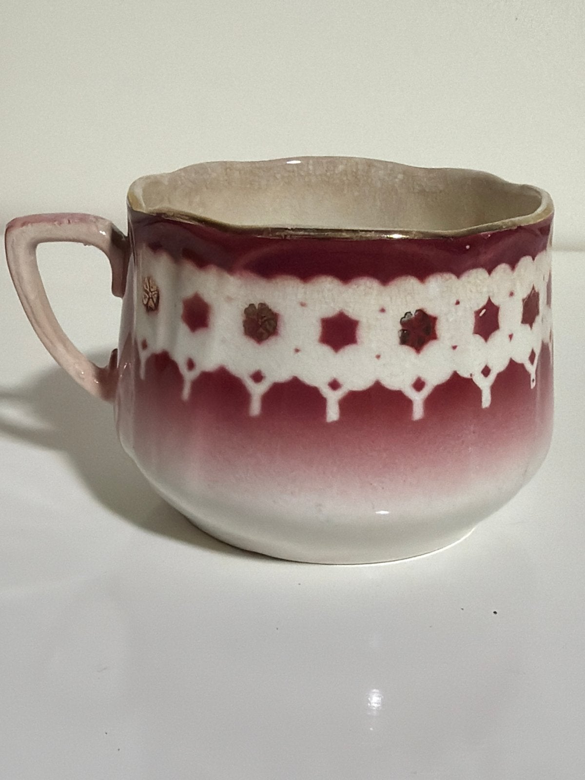 Antieke Made in Holland theekopje, rood-wit met goud, Antiek en Kunst, Antiek | Keramiek en Aardewerk, Ophalen