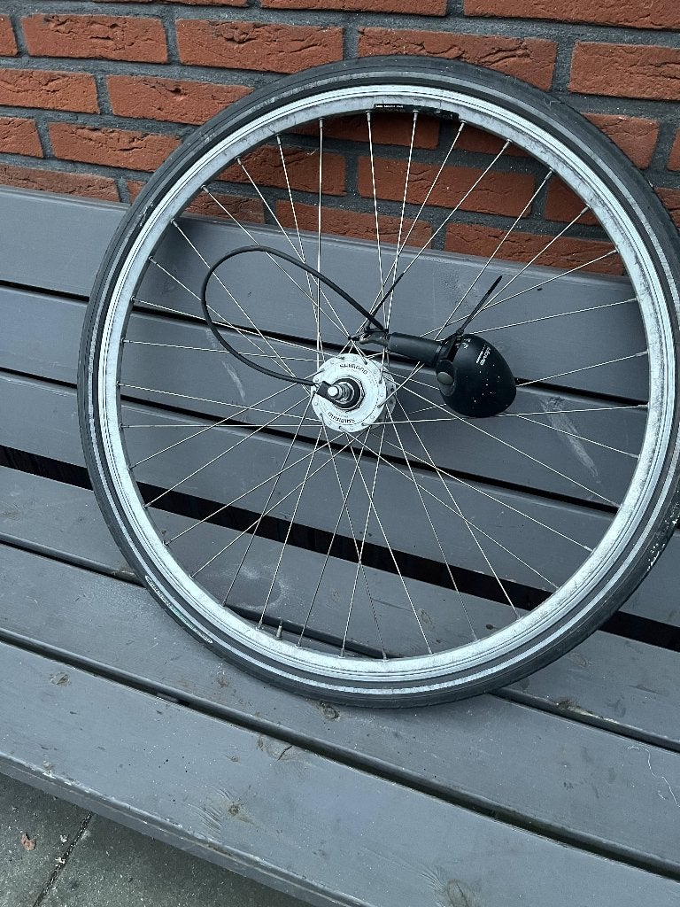 voorwiel met naafdynamo + werkende lamp 28 inch incl band, Gebruikt, Aluminium, Shimano, Stadsfiets