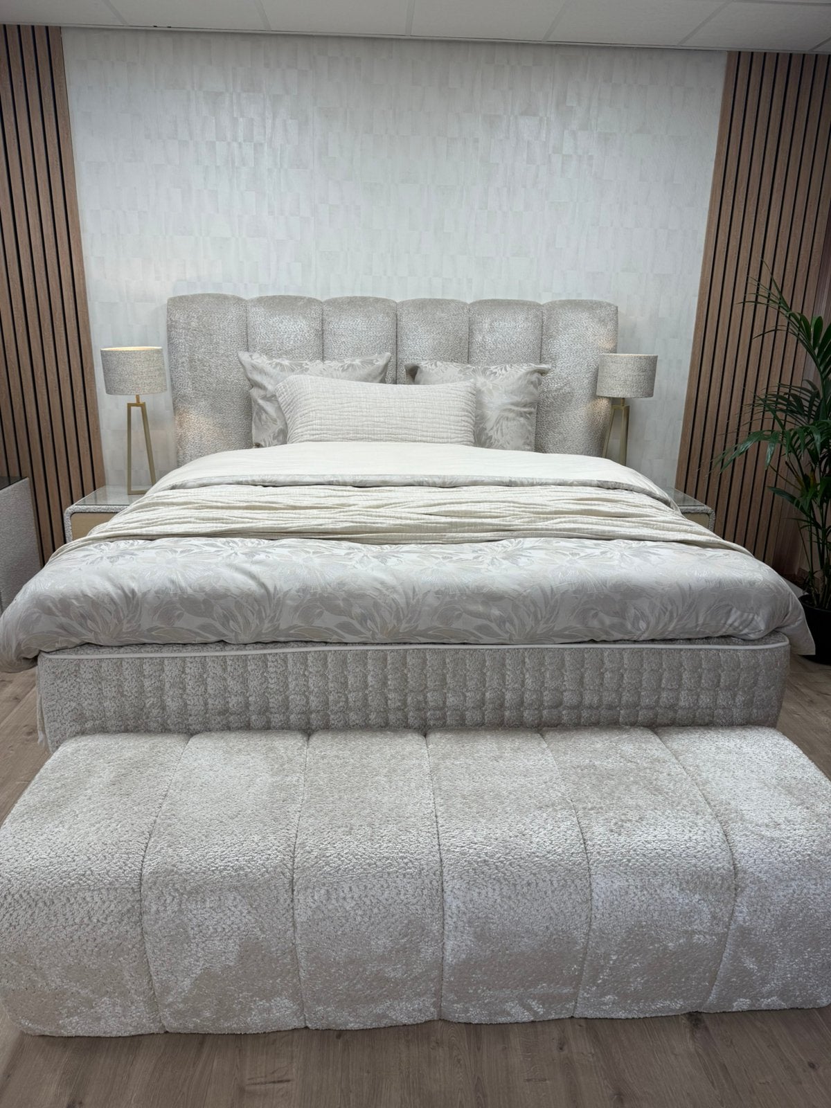Foto 2 van Luxe Serta Boxspring Ibiza Met Nachtkastje en Bedbank