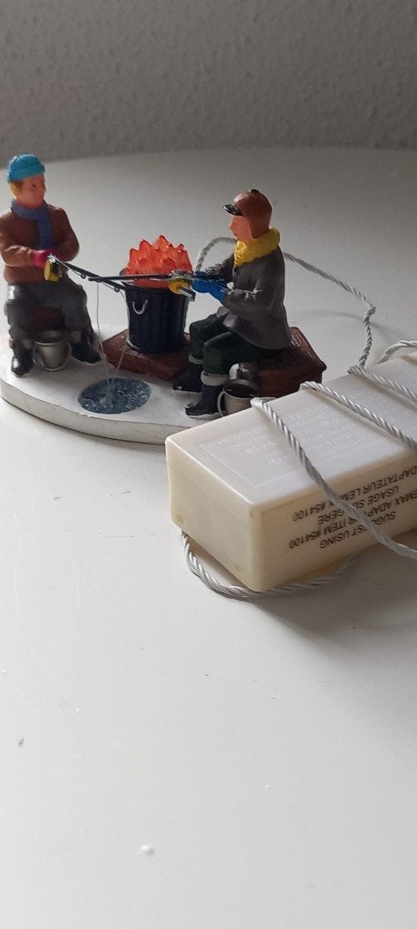 Lemax Vissertjes met vuurpot, Ophalen of Verzenden, Gebruikt
