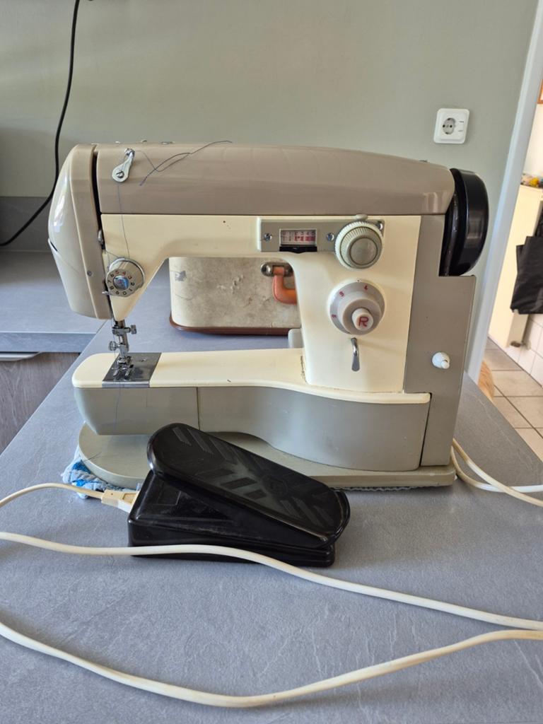 Vintage Naaimachine Naaicentrum Vos, Hobby en Vrije tijd, Naaimachines en Toebehoren, Ophalen, Gebruikt, Naaimachine, Overige merken