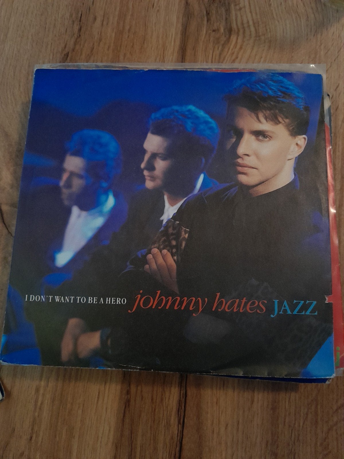 Johnny hates jazz 7 inch i don,t want to be a hero, Ophalen of Verzenden, Zo goed als nieuw, Jazz en Blues