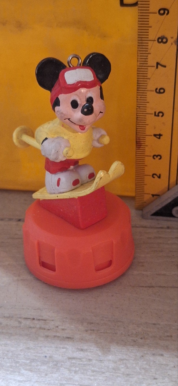 Mickey Mouse poppetje op ski (1625), ., Ophalen of Verzenden, Zo goed als nieuw, .