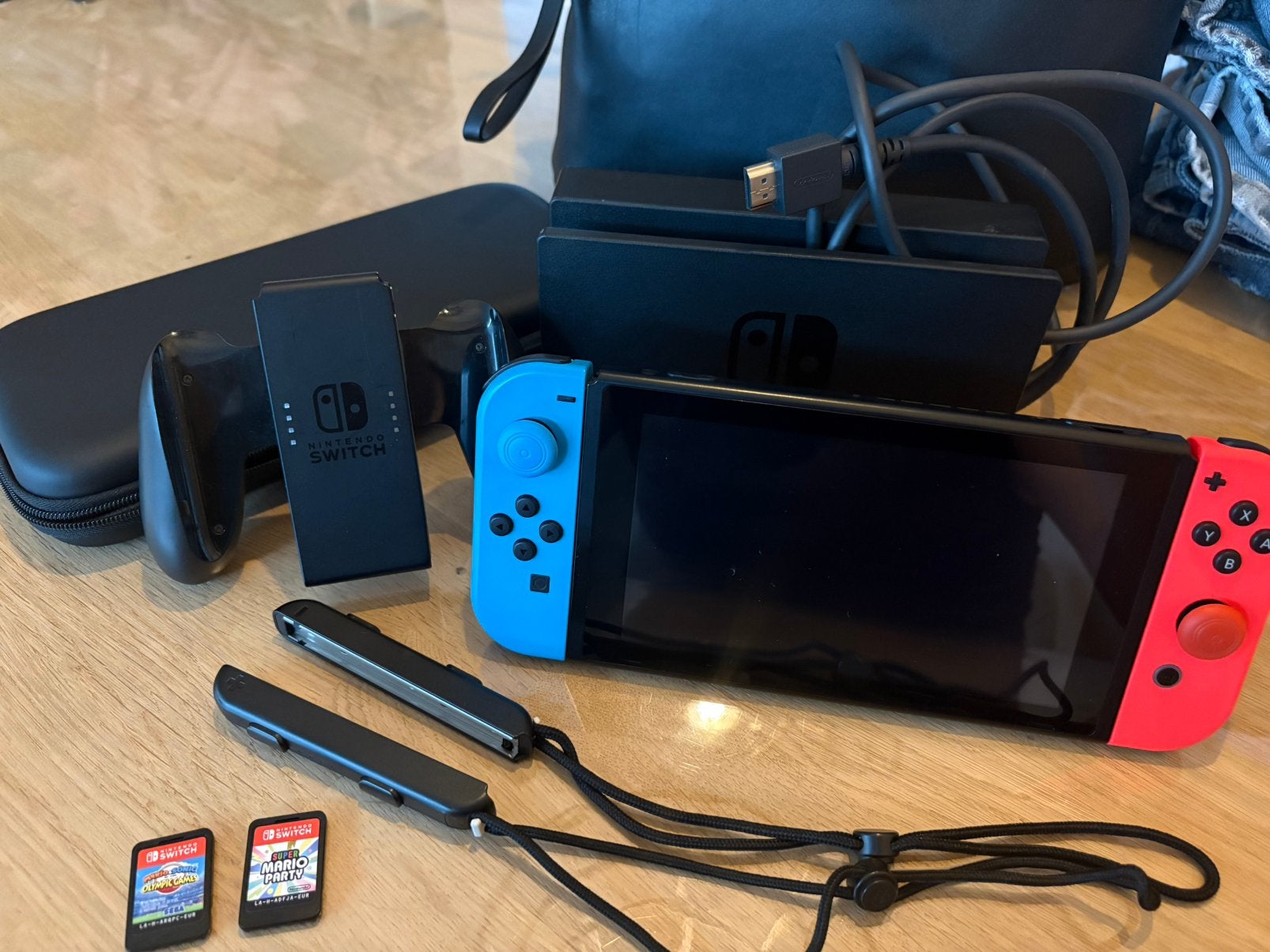 Nintendo Switch compleet met dock, oplader, hoes en spellen, Ophalen, Met games, Met 2 controllers, Zo goed als nieuw