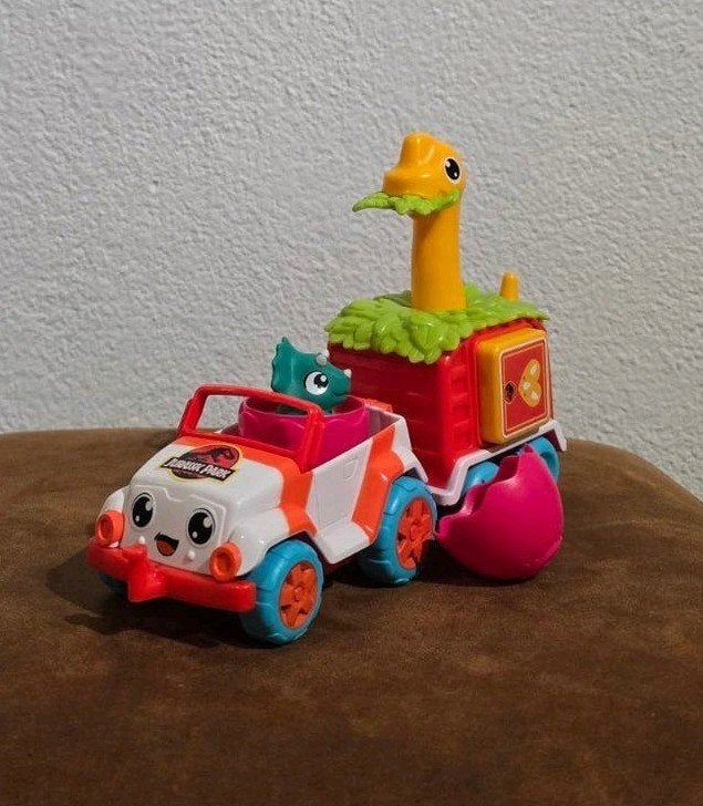 Jurassic World speelgoedauto met aanhanger en dino's, Ophalen of Verzenden, Zo goed als nieuw, Jongen of Meisje