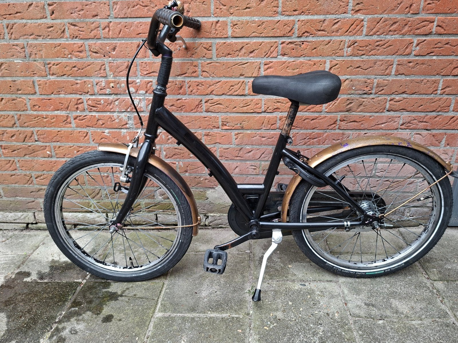 Zwarte kinderfiets met gouden spatborden, Fietsen en Brommers, Fietsen | Meisjes, Ophalen, Gebruikt, Handrem, 20 inch
