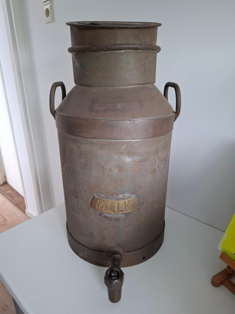 Antieke melk bus., Ophalen