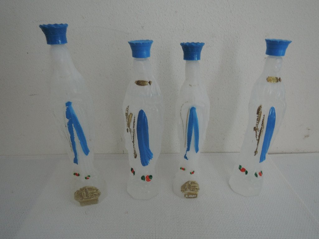 Vier kunststof waterflesjes uit Lourdes, Verzamelen, Religie, Ophalen of Verzenden, Gebruikt, Overige typen, Christendom | Katholiek