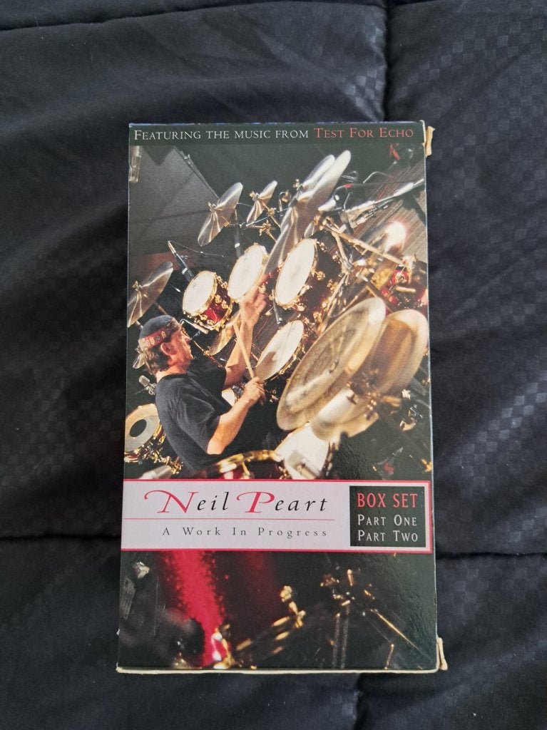 Neil Peart (Rush) - A Work in Progress, Verzenden, Alle leeftijden, Muziek en Concerten, VHS