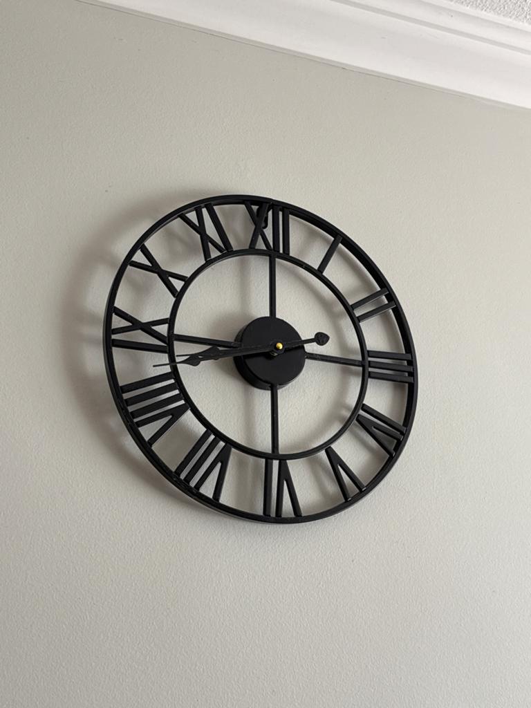 Grote Zwarte Wandklok met Romeinse Cijfers retro, Ophalen, Zo goed als nieuw, Analoog, Wandklok
