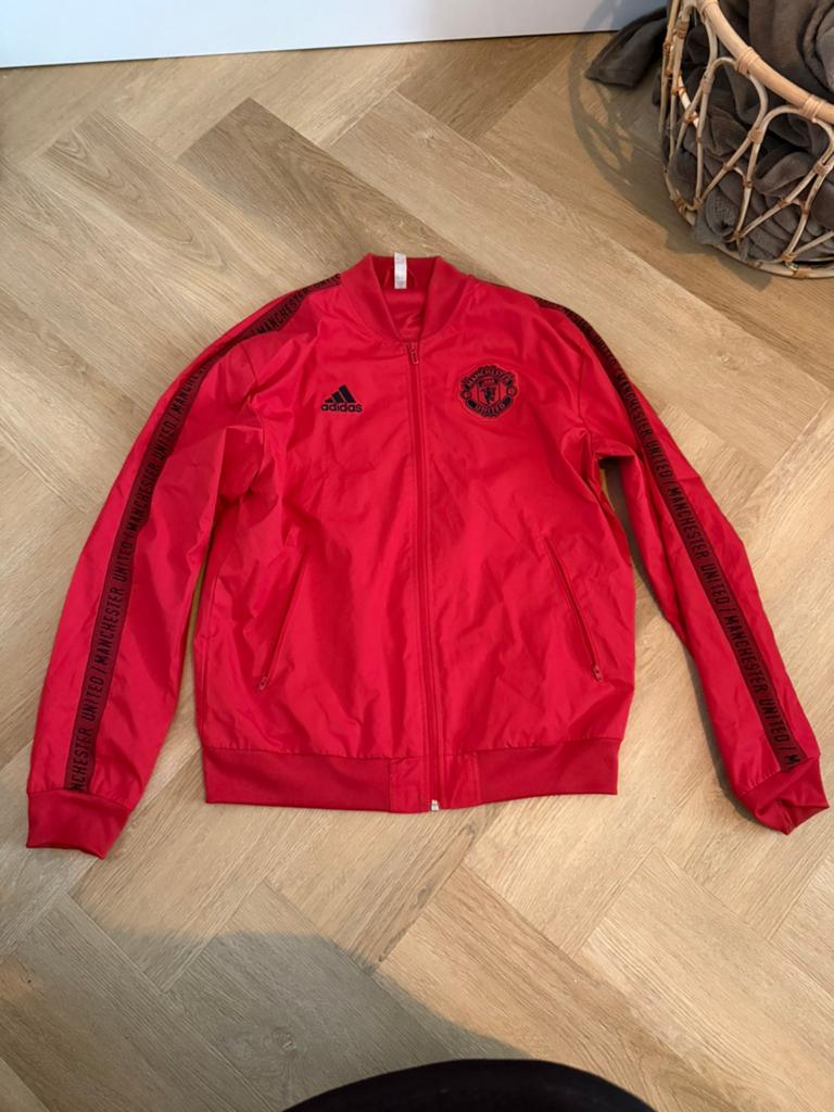 Adidas Manchester vest, Ophalen of Verzenden, Zo goed als nieuw, Maat 48/50 (M), Rood
