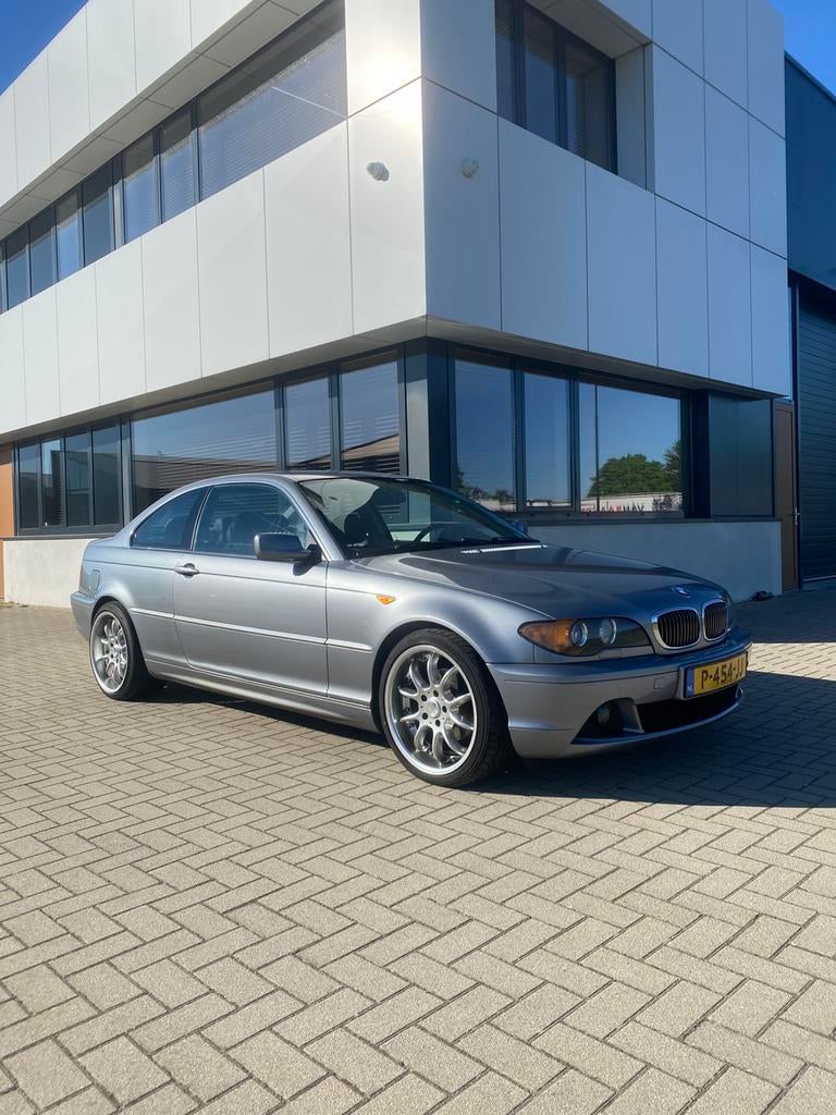 BMW 320i e46 Automaat 2004 Grijs, Auto's, BMW, Achterwielaandrijving, Leder, 1600 kg, 3-Serie