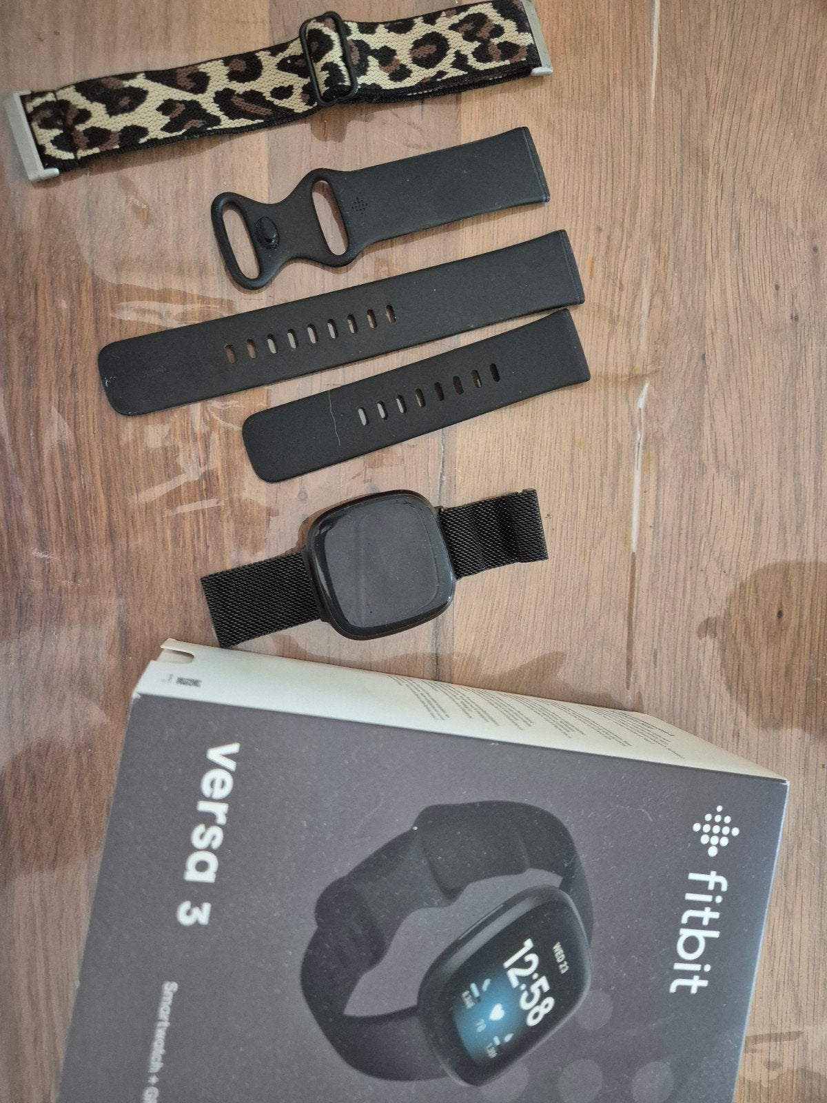 Fitbit Versa 3 Smartwatch met extra bandjes, Gebruikt, GPS, Zwart, Ophalen of Verzenden