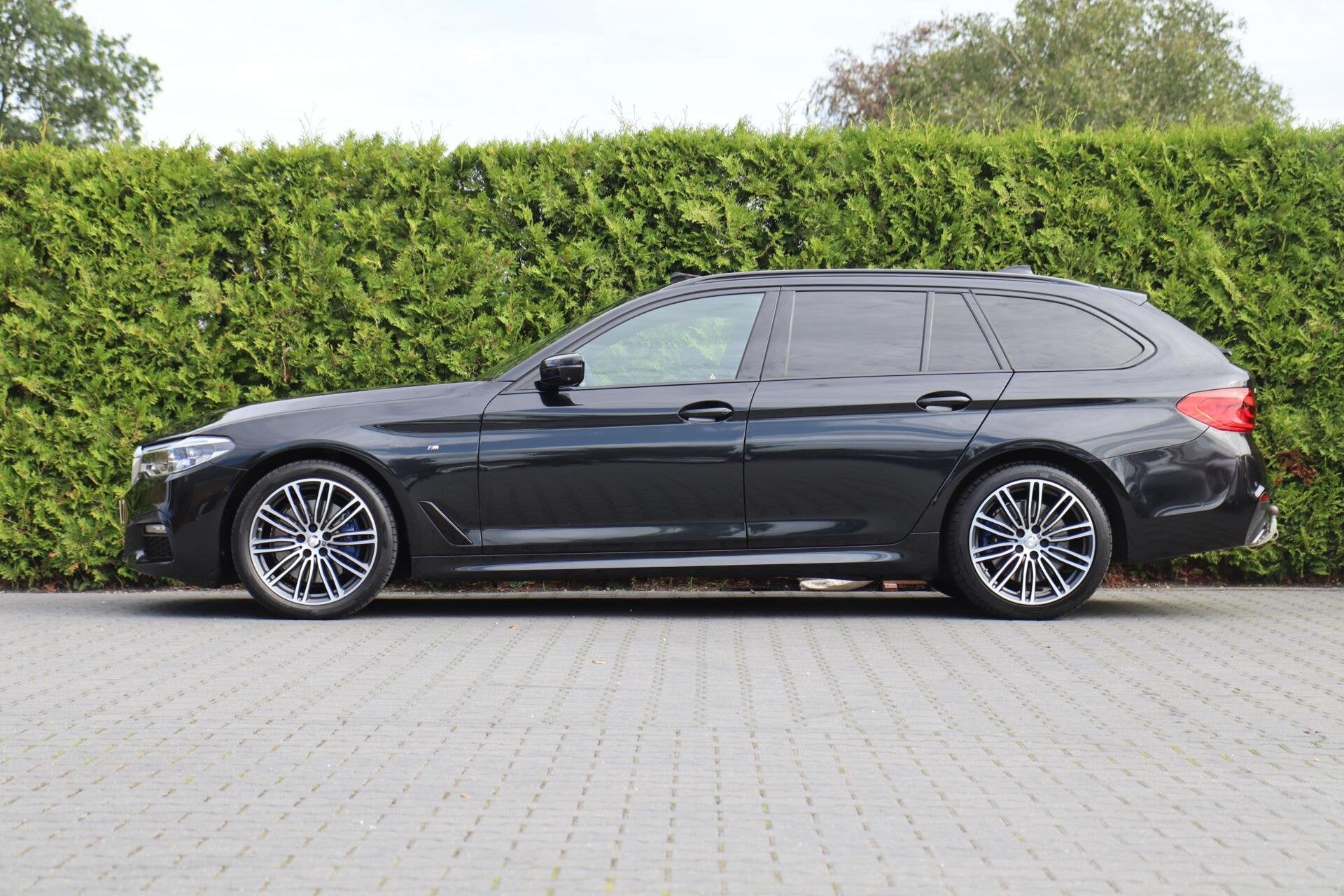 🔥 BMW 530i xDrive Touring M Sport 252PK | PANO | HUD | AC, Automaat, 15 km/l, 4 cilinders, Zwart