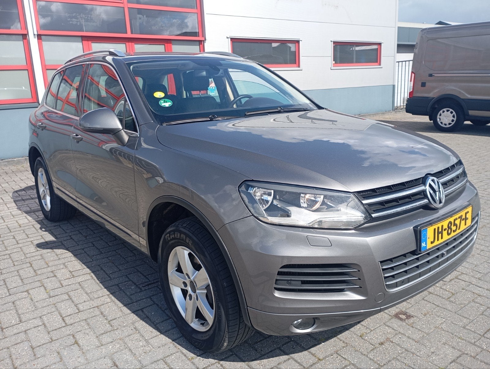 Volkswagen Touareg 3.0 V6 TDI 176KW 4MOTION AUT 2010 Grijs, Auto's, Volkswagen, Automaat, 255 €/maand, 14 km/l, Bedrijf