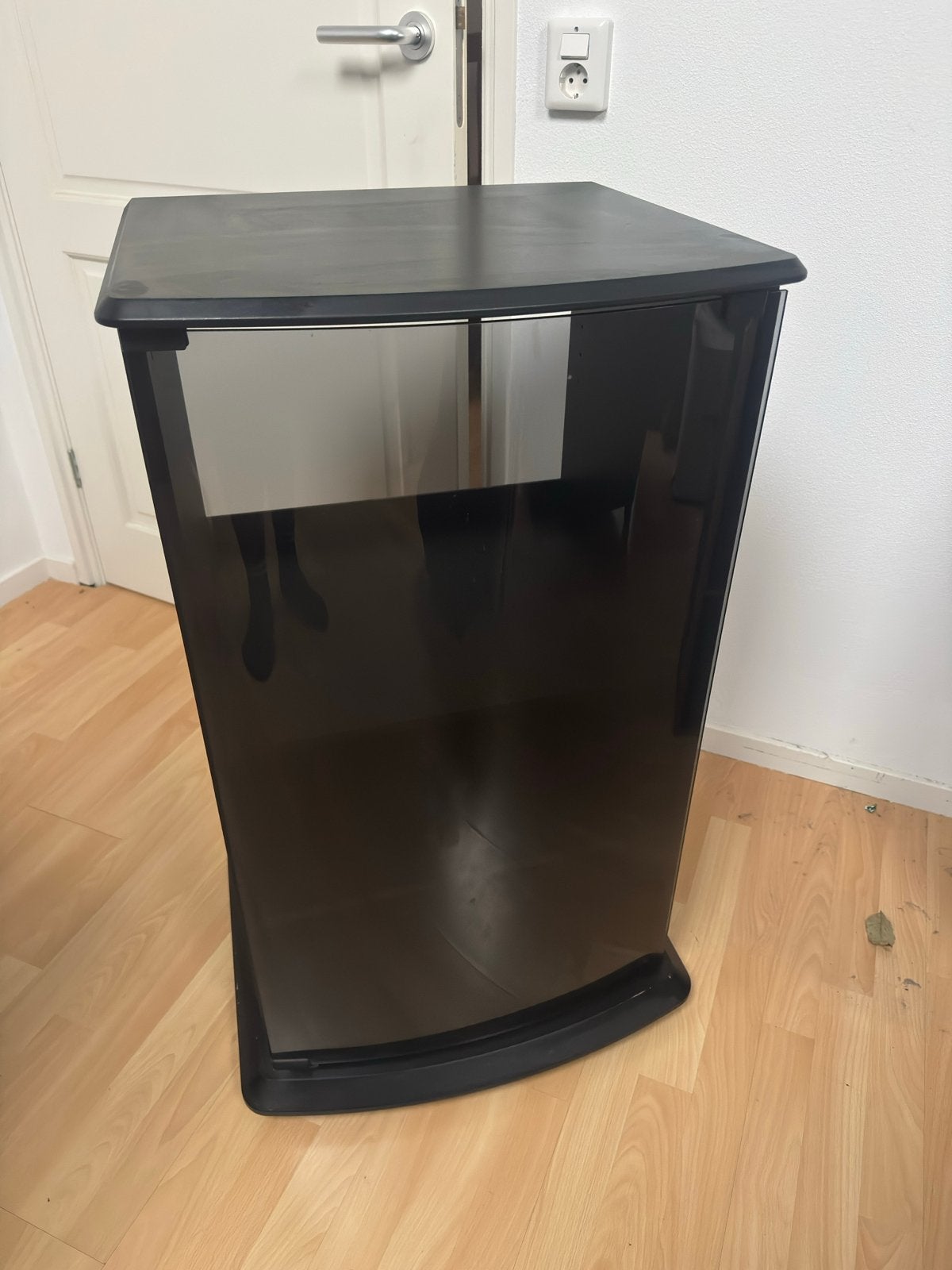 Zwart kastje met glazen deur, Ophalen, Minder dan 50 cm, Zo goed als nieuw, Minder dan 100 cm