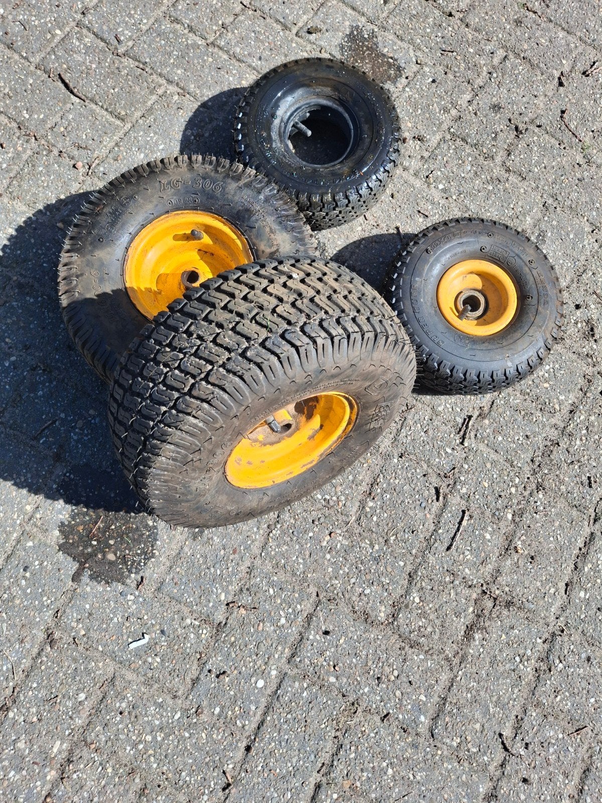 Stiga banden (4 stuks, 3 met velg) zgan, Tuin en Terras, Ophalen of Verzenden, Zo goed als nieuw