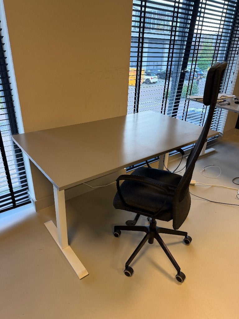 6x IKEA bureaus + 4x bureaustoelen, Ophalen, Zo goed als nieuw, Zwart, Bureaustoel