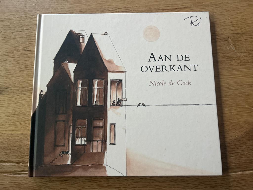 Aan de Overkant - Nicole de Cock (Prentenboek), Boeken, Ophalen of Verzenden, Zo goed als nieuw, Prentenboek