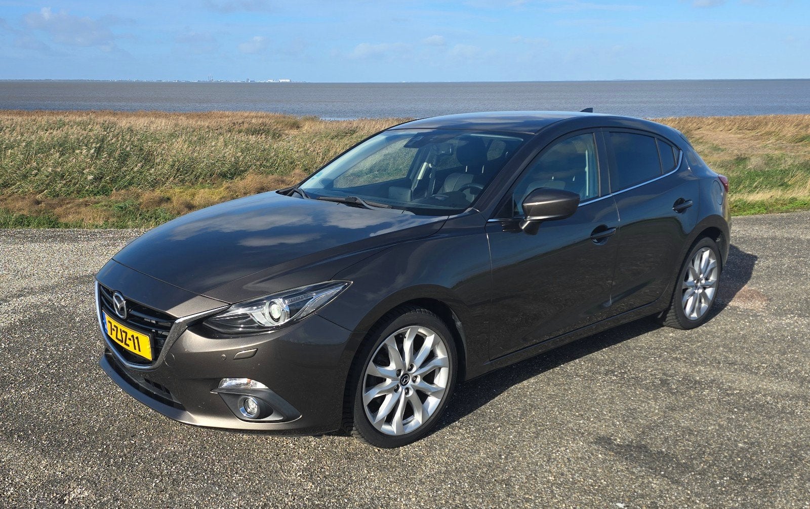 Mazda 3 2.0 Skyactiv-g 88KW HB 2015 Bruin, Auto's, Voorwielaandrijving, Zwart, 4 cilinders, Bruin