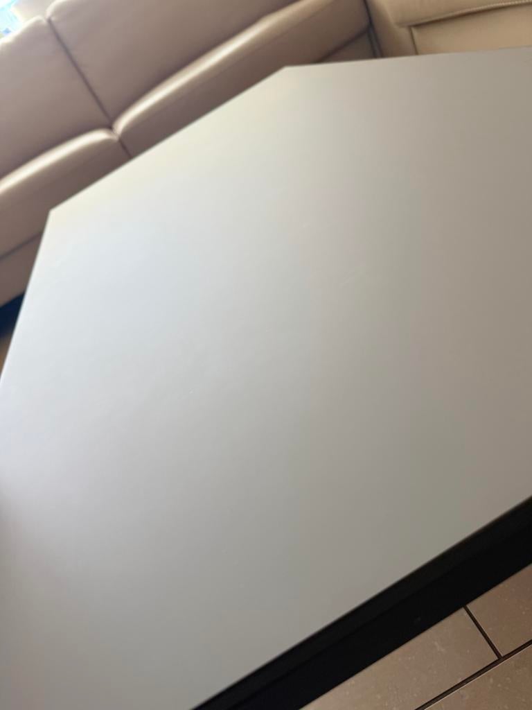 Moderne salontafel met grijs blad en metalen onderstel, Ophalen, 100 tot 150 cm, 50 tot 75 cm, 50 tot 100 cm