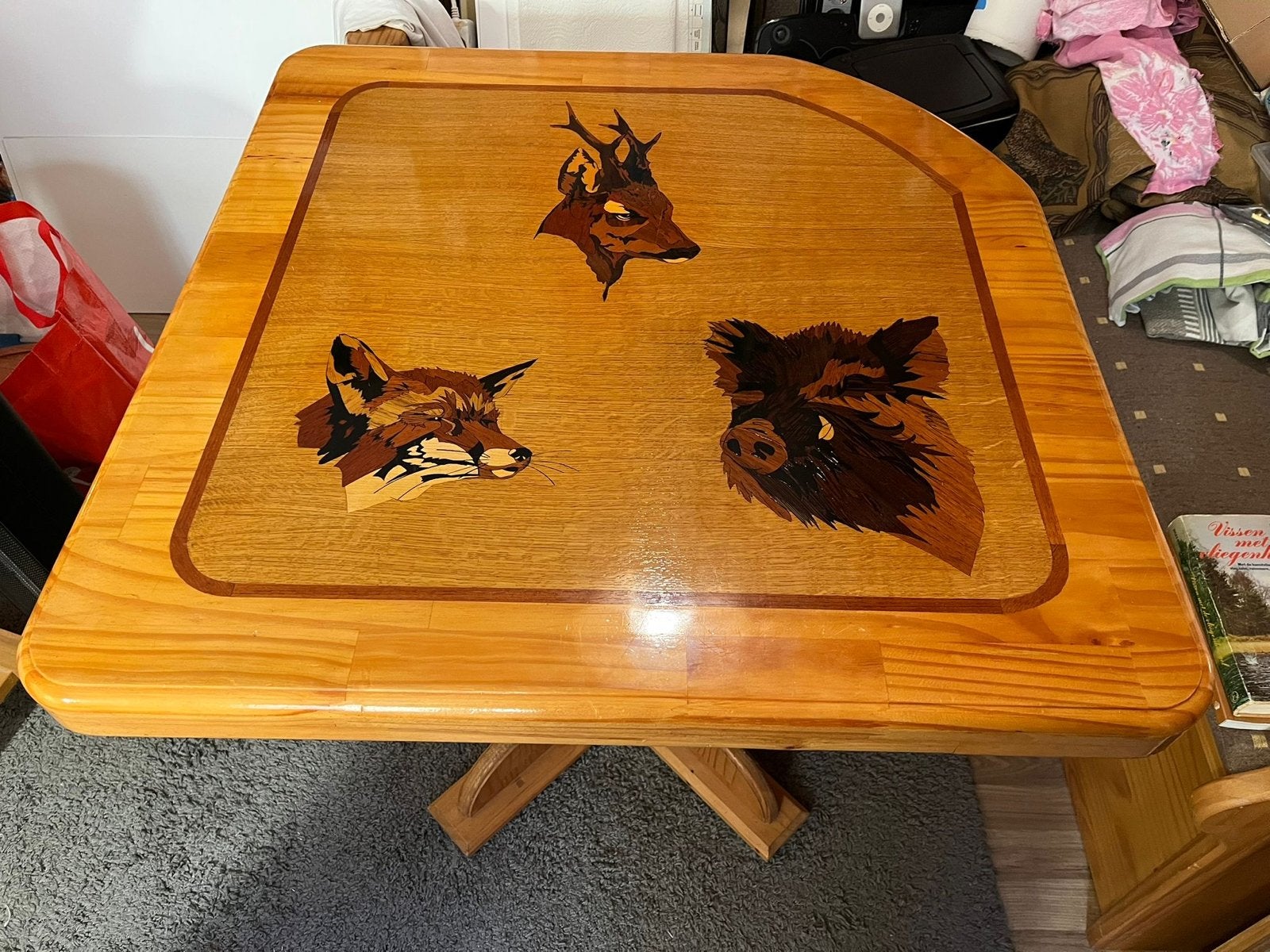 Houten tafel met ingelegde dierenmotieven, Ophalen of Verzenden