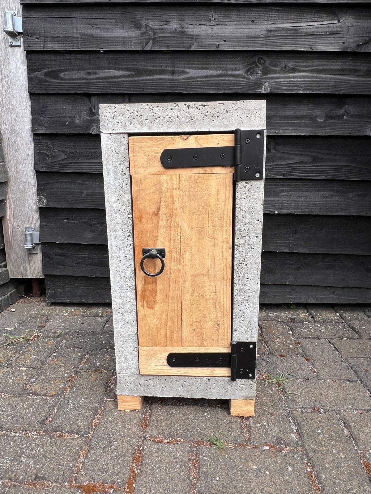 Betonnen kastje met houten deur, Ophalen, Gebruikt