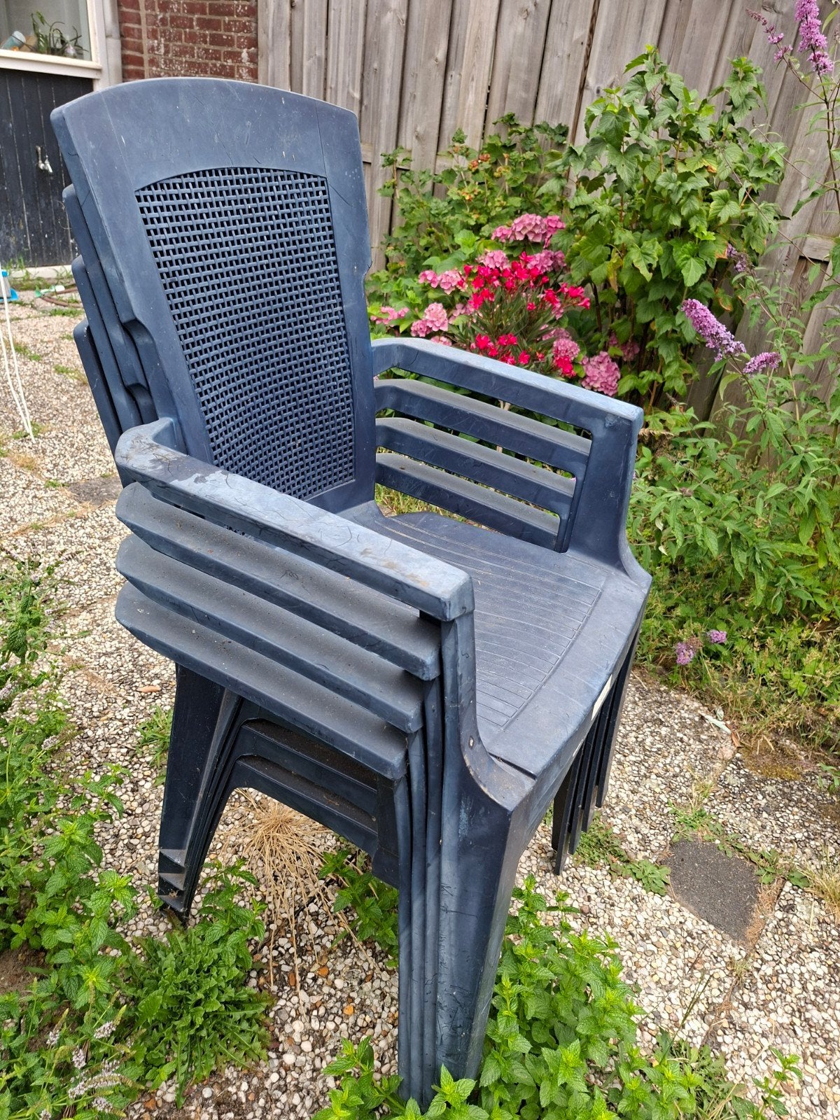 Stapelbare tuinstoelen (4 stuks) - 1 beschadigd, Tuin en Terras, Tuinstoelen, Ophalen, Gebruikt, Plastic, Stapelbaar