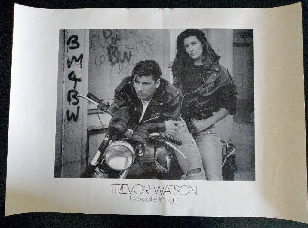 poster TRIUMPH motorfiets TREVOR WATSON, Verzenden, Zo goed als nieuw, A1 t/m A3, Film en Tv